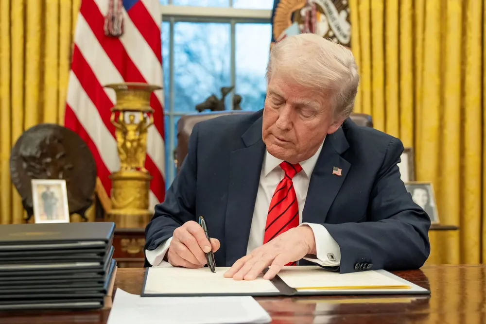 USAs president Donald Trump undertegner en presidentordre.