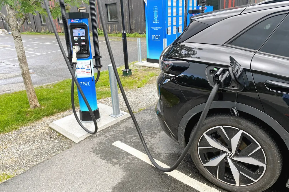 Hurtigladingen økte i 2023, men utgjør fortsatt en ganske liten andel av den totale ladingen til norske elbiler.