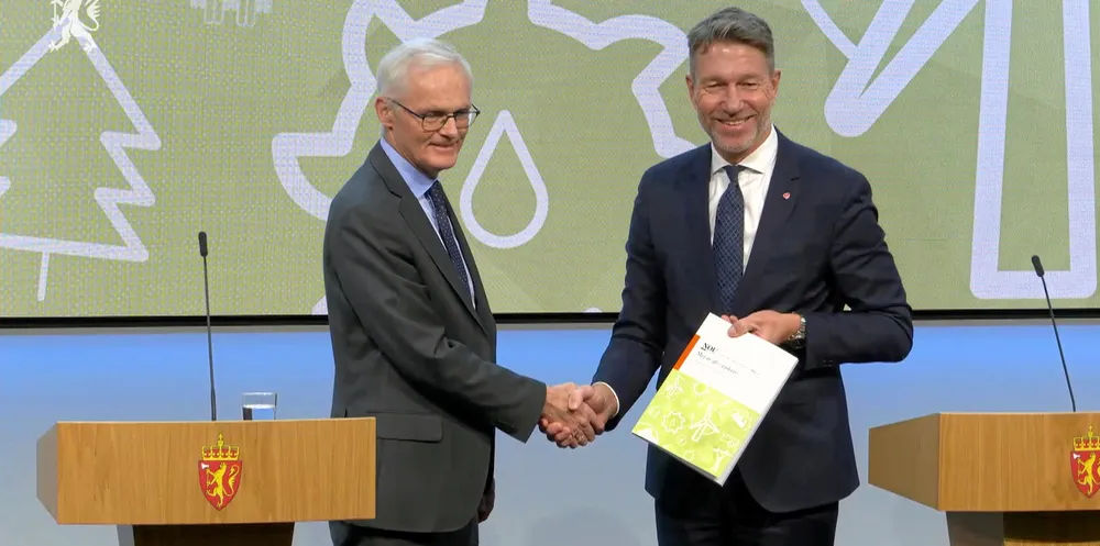 Utvalgsleder Lars Sørgard overleverte Energikommisjonens rapport til olje-og energiminister Terje Aasland onsdag 1. februar.