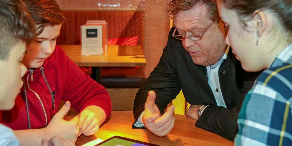 Fiskeriminister Harald t. Nesvik besøkte Tromsø 14. februar 2019 på Kystens hus. Sammen med Eric Solheim Bøe (fra venstre), Lavrans Lockersen og Sofie Alice Plantin Johansen fra 9. trinnet på Kroken ungdomsskole, komponerte han en digital skalldyrsalat.