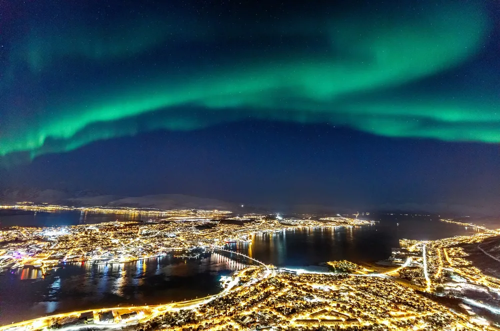 Strømkundene i Tromsø og resten av Nord-Norge må betale drøyt 5 øre/kWh i snitt i spotmarkedet onsdag. Det er den laveste døgnprisen på en hverdag så langt i år.