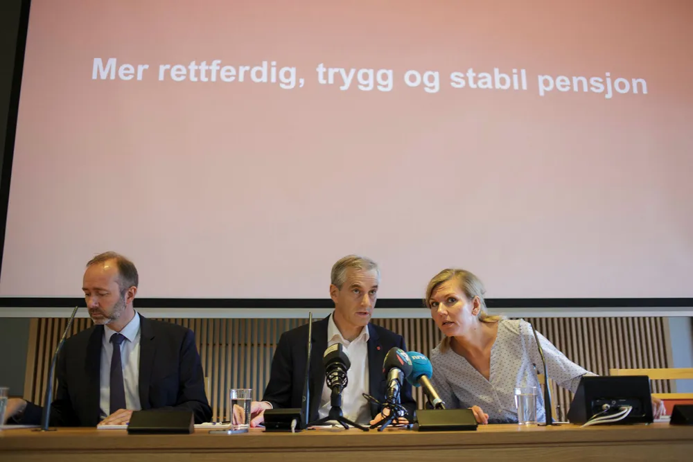 Aps finanspolitiske talsperson het Marianne Marthinsen og Trond Giske var nestleder. Noen måneder senere hadde Giske tatt hennes plass. Nå har han ingen av vervene.