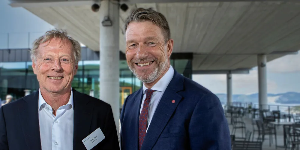 Knut Lockert i Distriktsenergier ikke like fornøyd med energiminister Terje Aasland denne gangen, som på dette bildet fra Distriktsenergis årskonferanse.