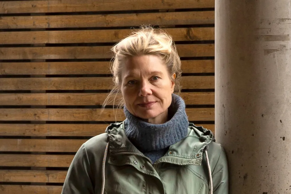 Lena Lindgren, journalist i Morgenbladet, har skrevet boken Ekko. Et essay om algoritmer og begjær (Gyldendal). Lindgren dro først til Silicon Valley for å snakke med Mark Zuckerberg om forskningen på telepati han har satt i gang. Dette utviklet seg til å bli en fortelling der hun bruker den greske myten om Ekko og Narcissus, for å skildre hvordan Silicon Valley har endret oss, sanselig og psykologisk. Dette er en samtidsdiagnose som går til kjernen av det vi strir med: politisk polarisering, stammekriger på nettet, konspirasjonsteorier og falske nyheter.