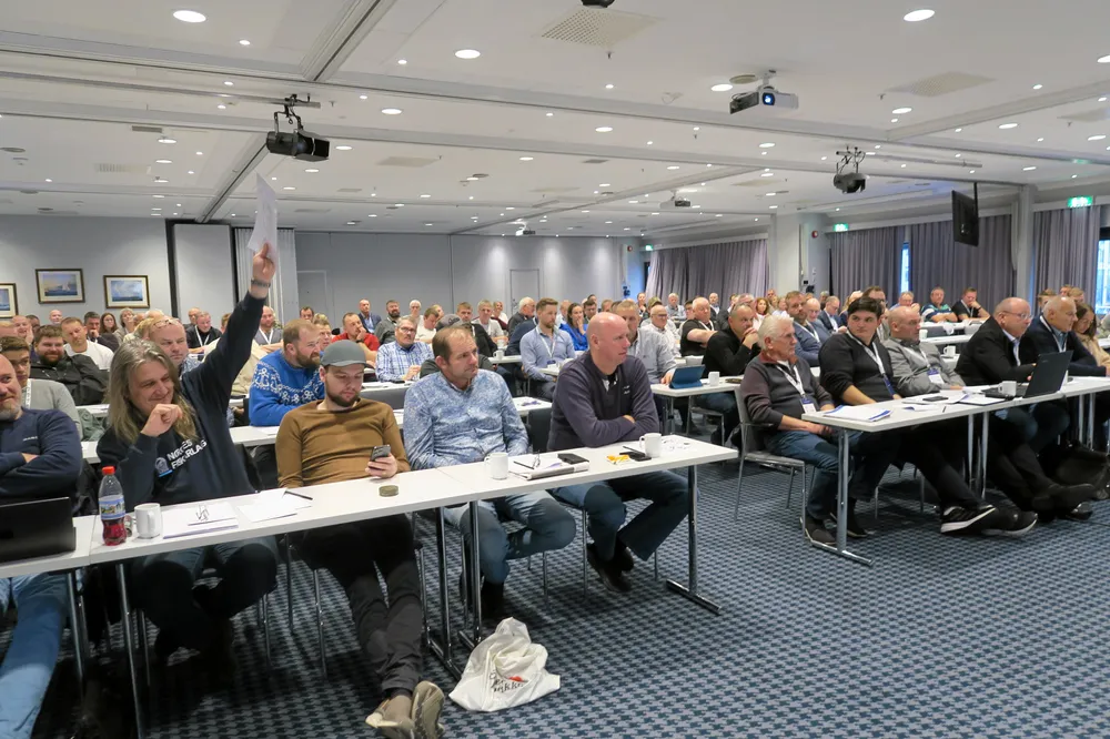 Yngve Larsen fra Andøy var den eneste som ikke støttet styrets innstilling i organisasjonssaken. Han oppfordret imidlertid resten av årsmøtet til å gjøre det.