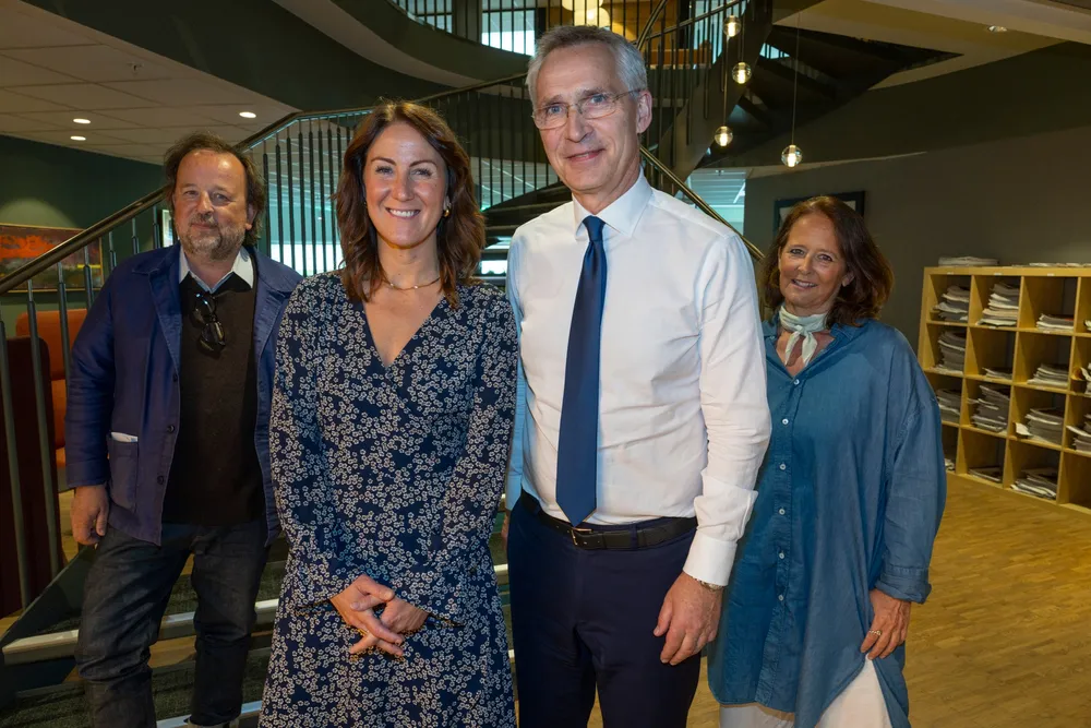 Finansminister Jens Stoltenberg og arbeid- og inkluderingsminister Tonje Brenna er i studio med politiskredaktør Frithjof Jacobsen (til venstre) og kommentator Eva Grinde (til høyre).