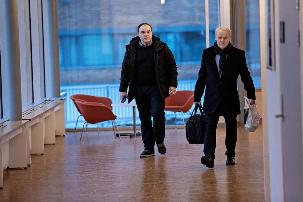 Investor og eks-styremedlem Bernt Aksel Larsen (høyre) og sønnen til åndelig leder i Smiths Venner, Kristian Smith, ankom Follo tingrett tirsdag for å vitne i straffesaken mot et tidligere medlem av menigheten i Nederland. Foto: Aleksander Nordahl