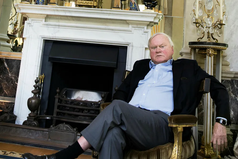 John Fredriksen forhandler om boreskipskontrakter til en verdi av over 16,5 milliarder kroner. Her er han fotografert i hjemmet i The Old Rectory i London. Foto: Elin Høyland