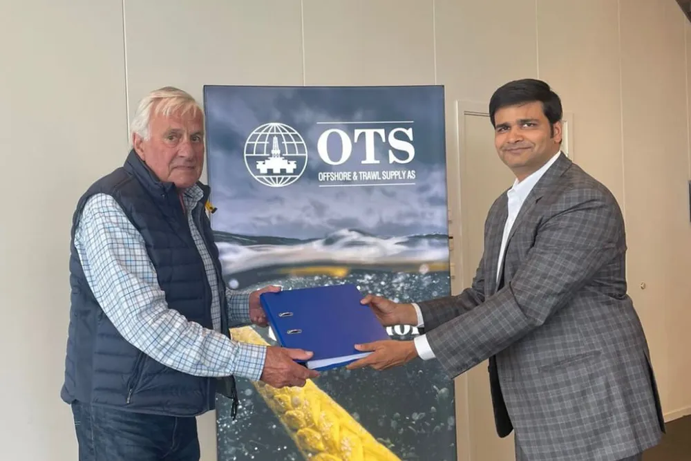 Det indiske selskapet Garware kjøper norske Offshore & Trawl Supply AS på Valderøy. På bildet ser vi grunnlegger av OTS, Rolf Giskeødegård og finansdirektør i Garware, Shashank Gupta.