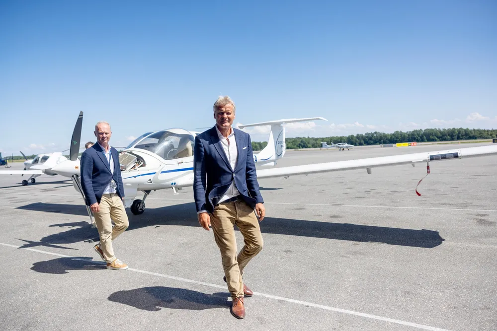Eieren Espen Høiby (foran) og daværende sjef Mikael Eriksson ved Pilot Flight Academy stilte opp sammen på Torp for å snakke om pilotmangel i 2022. Nå sliter flyskolen økonomisk.