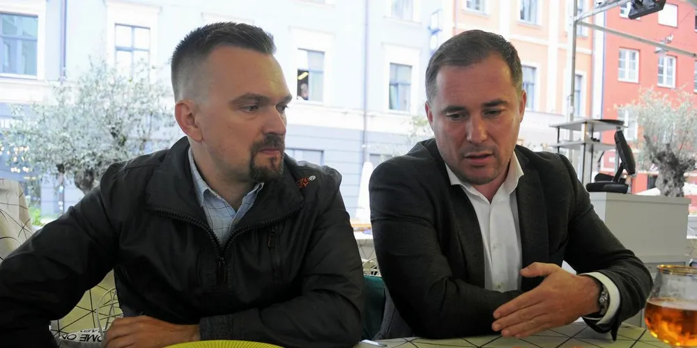 SNØKRABBE: Reder Peteris Pildegovics (t.v.) og Dizis Smits, president i lobbyistselskapet European Crabbing Association snakker om arrestasjonen av snøkrabbebåten «Senator».Foto: Kjersti Kvile