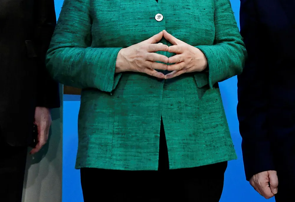 Forbundskansler Angela Merkel har sukret pillen kraftig for at sosialdemokratene skal si ja til å inngå i en ny storkoalisjon. Spørsmålet er om hun har gitt nok til at sosialdemokratene endelig sier ja til at hun får fortsette. Foto: Tobias Schwarz/AFP/NTB Scanpix