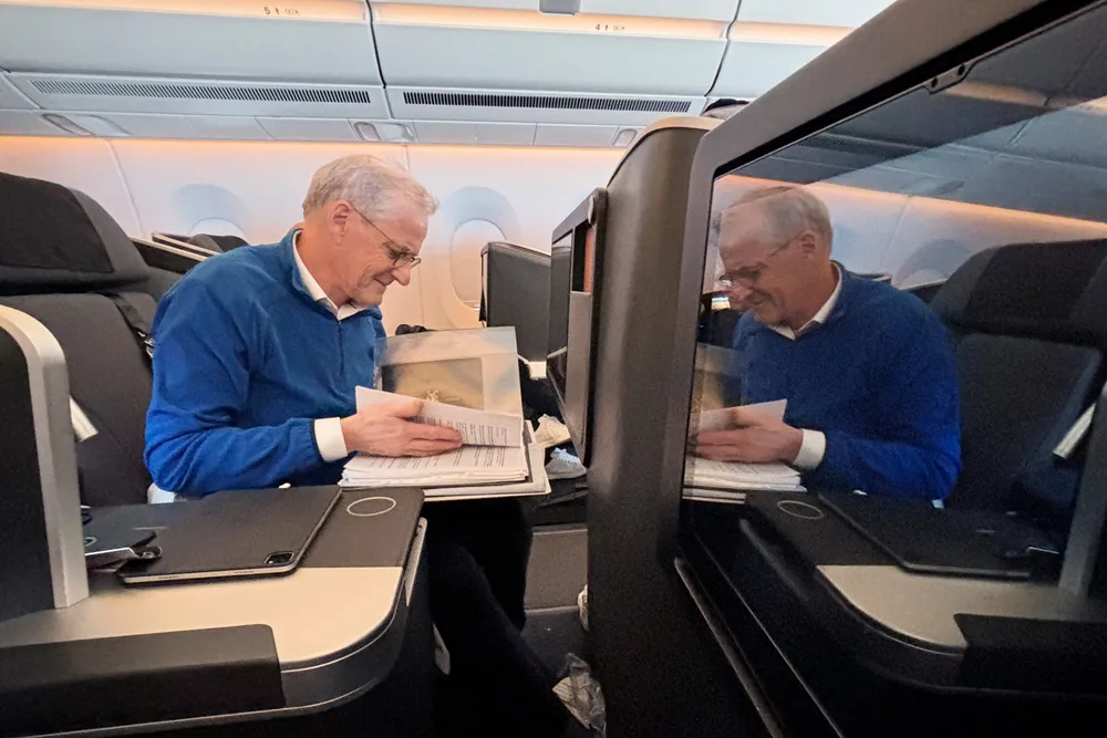 Statsminister Jonas Gahr Støre på flyet på vei til Washington.
