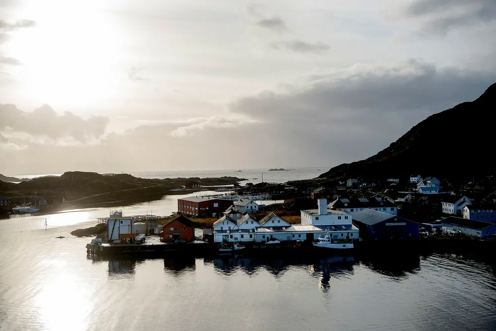 Store muligheter er også årsaken til at landsmøtets avklaring om konsekvensutredning utenfor Lofoten var så viktig. Avklaringen åpner for at vi kan sette alle kreftene inn på andre næringer, som fisk, reiseliv og fornybar industri, skriver leder i Ap, Jonas Gahr Støre. Her fra Ballstad i Lofoten.