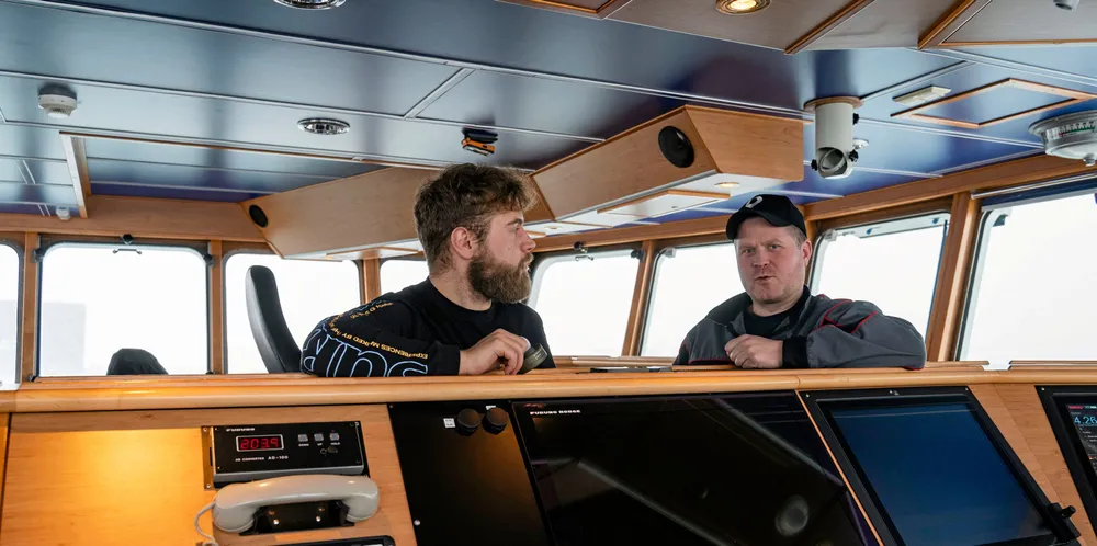 Styrmann August Hansen og skipper Preben Angelsen på «Båragutt» lever levende torsk fanget med snurrevad hos Lerøys bruk i Båtsfjord. Det blir det slutt på hvis havdelingen innføres.