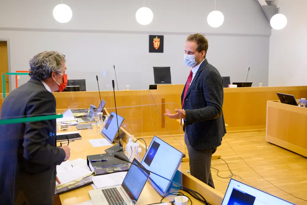 Advokat Knut Henrik Strømme (til venstre) forsvarer korrupsjonstiltalte Harald Svendsen som tirsdag fikk en rekke spørsmål fra aktor, førstestatsadvokat Esben Kyhring i Økokrim.