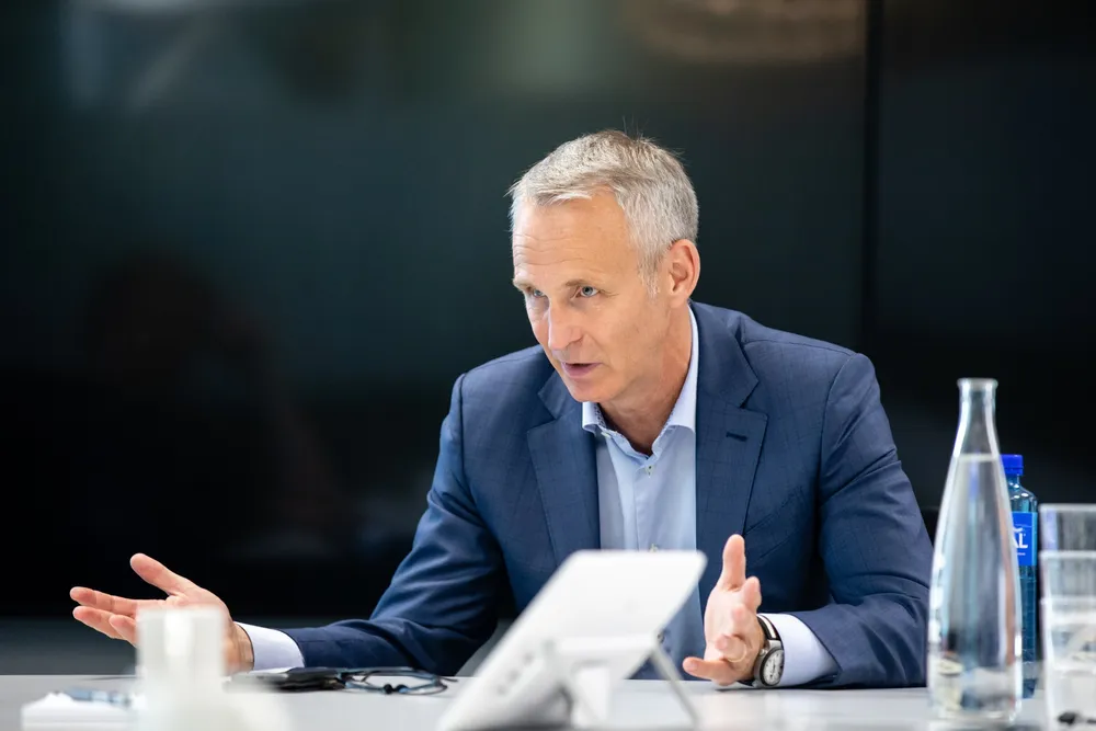 Jonas Prising, global toppsjef i ManpowerGroup, sier få store selskaper i USA og Europa tør å investere som følge av Trumps tollkrig.