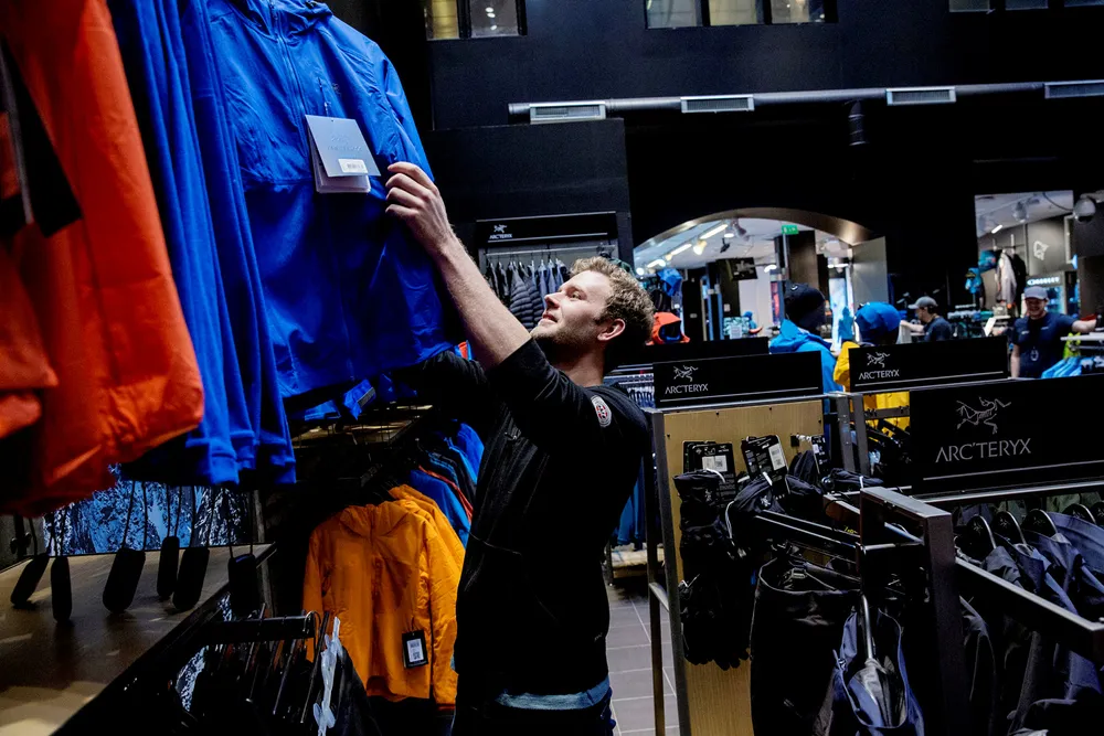 Ole Johan Morken er assisterende butikksjef ved Sport 1 i Storgata i Oslo. Han forteller at nordmenn bruker mye penger på dyrt sportsutstyr. Foto: Fredrik Bjerknes