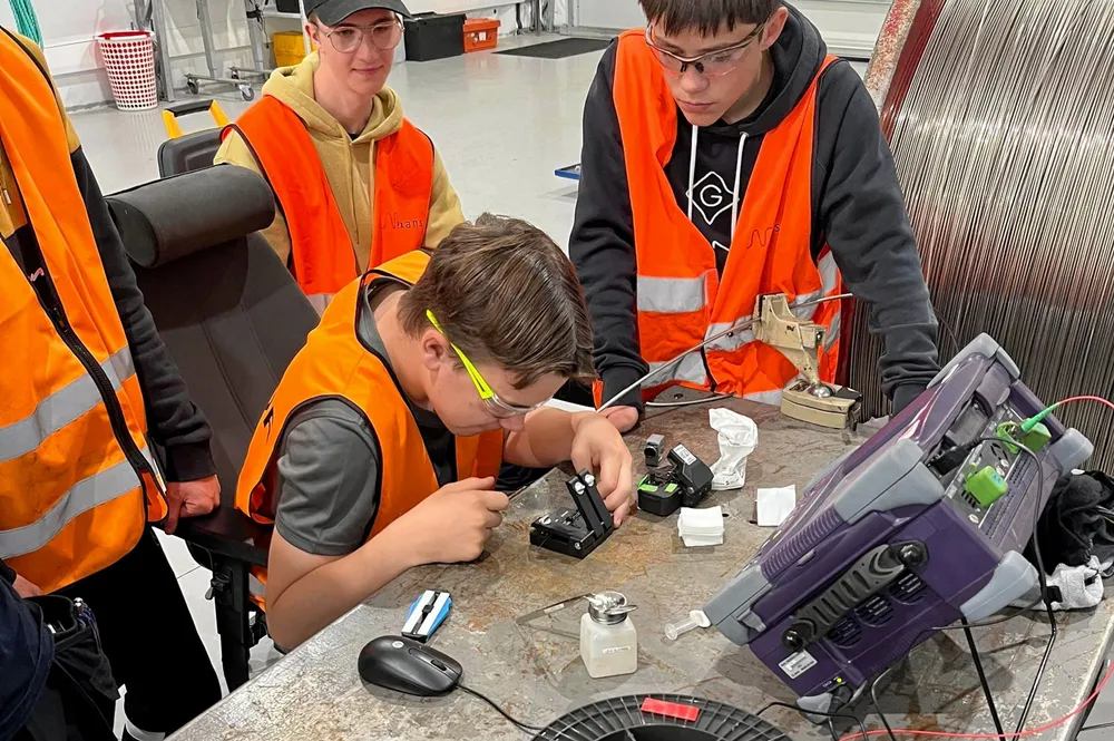 Lokale elever i Saltdal kikker innom Nexans' fabrikk. Her er det fiberoptikk som gir slipp på hemmelighetene for ungdommene.