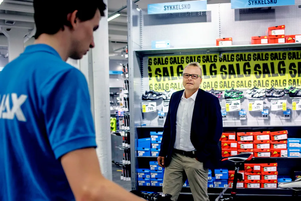 Gresvig-sjef Pål H. Rasmussen og flere andre sportskjeder gjør nå løpende vurderinger av om vintervarer skal selges ut på salg. Foto: Javad Parsa