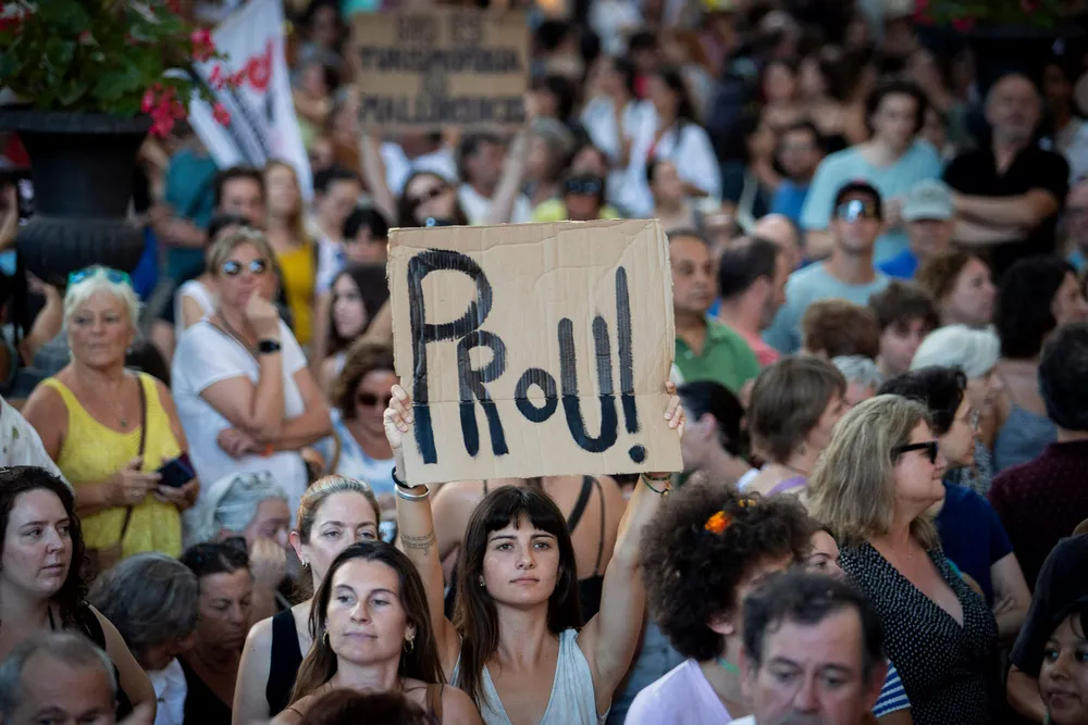 NOK! Sint kvinne med plakat i protest mot overturisme og huspriser på Mallorca i juli 2024.