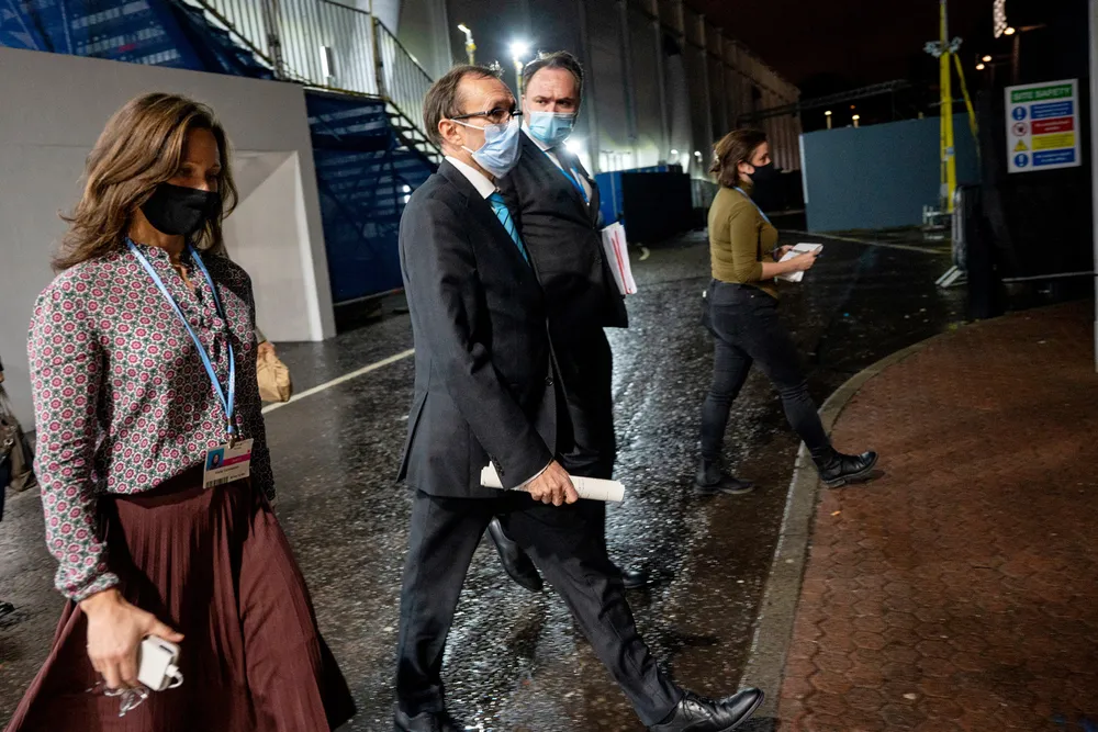 Klima- og miljøminister Espen Barth Eide er i en hektisk innspurt på klimatoppmøtet i Glasgow. Subsidiering av fossil energi er et sentralt stridspunkt. Her sammen med den danske miljøministeren Dan Jørgensen (th) og rådgiver Maria Varteressian.