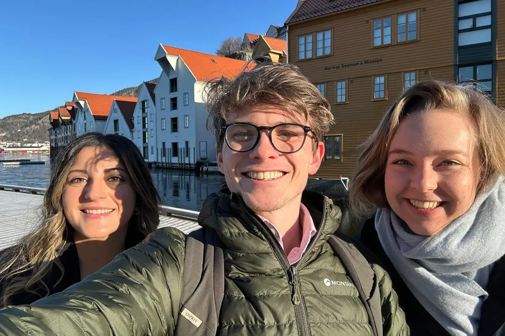 Grunnleggerne av Next Generation Seafood Alliance i Bergen. Fra venstre: Michell Franze (YSFBC), Andrew Richardson (YAS) og Janicke Eckhoff (NGSA).