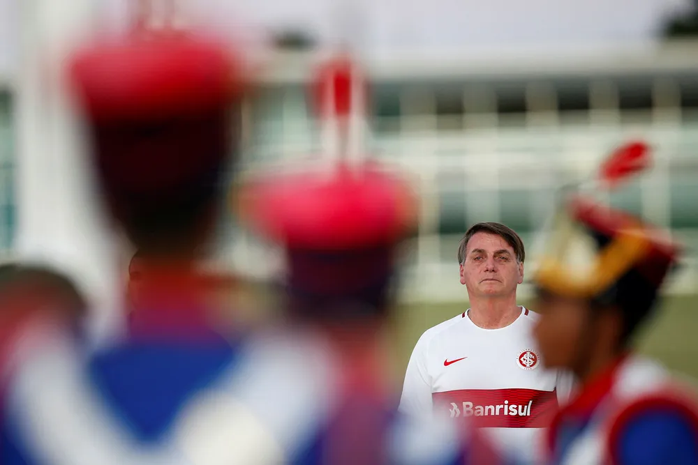 Brasils president Jair Bolsonaro sportslig antrukket utenfor presidentpalasset Alvorada i hovedstaden Brasília denne uken.