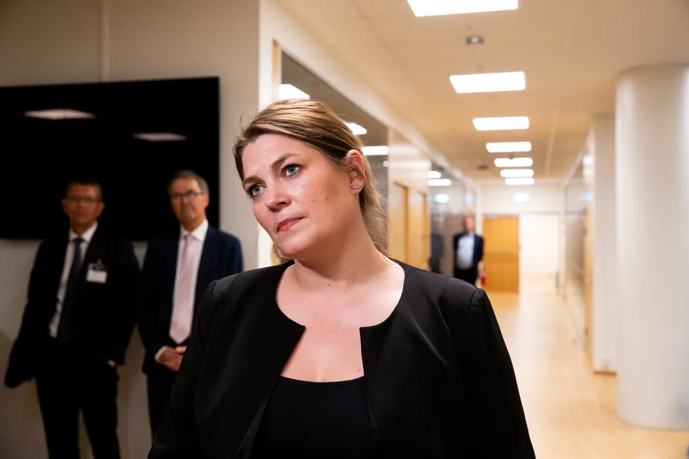 Kongsberggruppens styreleder Eivind Reiten (i midten i bakgrunnen) og næringsminister Cecilie Myrseth etter et møte i Nærings- og fiskeridepartementet forrige uke.
