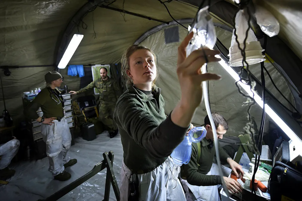 Verneplikten er illusorisk for de fleste som ikke kan gjøre aktiv tjeneste, men substansen er felles for alle: lojalitet til det norske samfunn og stat. Her sanitetspersonell under en militærøvelse. Foto: Marthe Brendefur/Forsvaret