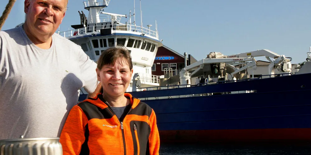 Nordfisk har oppgradert til ny høyfrekvenssonar FSV-75 og har testet ytelsen i forkant av årets makrellfiske. - Erfaringen så langt er at den har klart bedre rekkevidde og et veldig reint og godt sonarbilde sier Ivar Andreassen, reder på Nordfisk. Her med Tine Sletten fra Furuno-forhandler TT Maritim, som har stått for installasjonen.