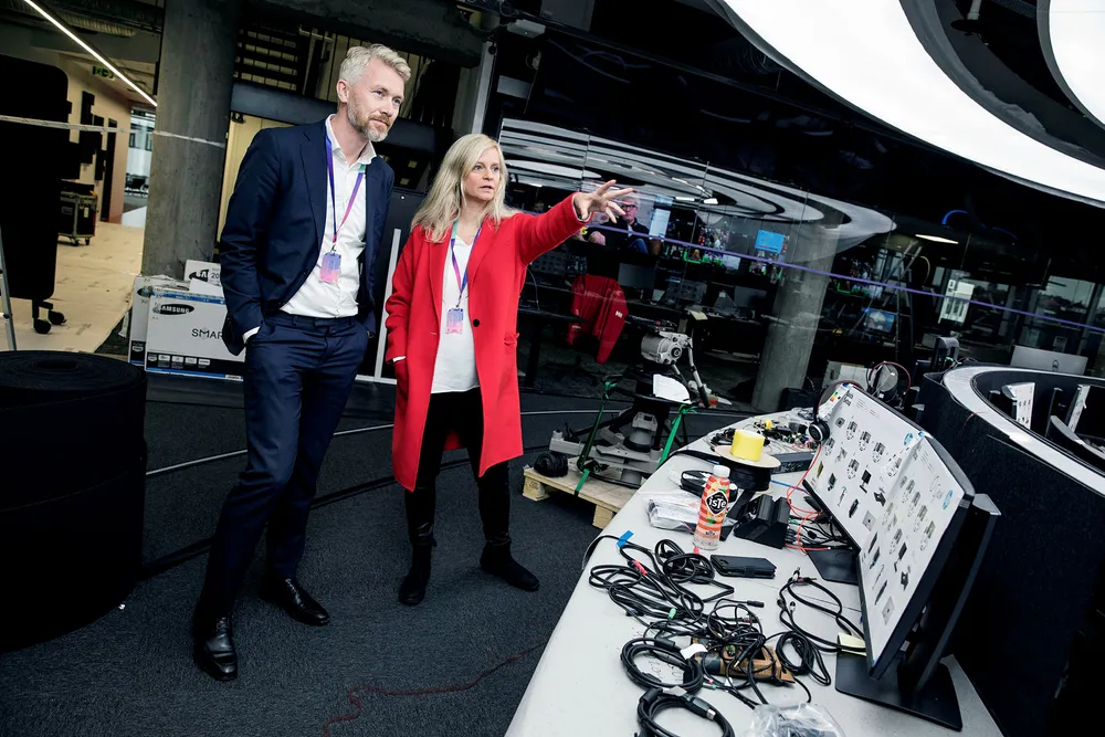 Nyhetsredaktør Karianne Solbrække og TV 2-sjef Olav T. Sandnes i TV 2s nye nyhetsstudio i Media City i Bergen. Foto: Eivind Senneset