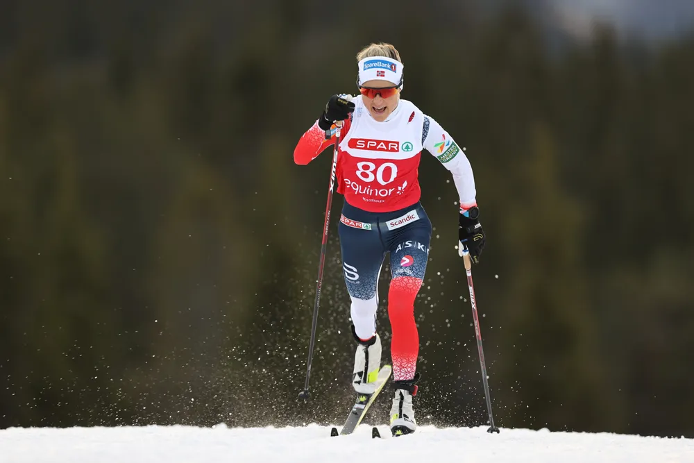 Tour de Ski innebærer mange, intensive konkurranser på kort tid. En slik utladning gir nedsatt immunforsvar og krever lang restitusjonstid, skriver artikkelforfatterne. Bildet: Therese Johaug på Beitostølen 20. november.