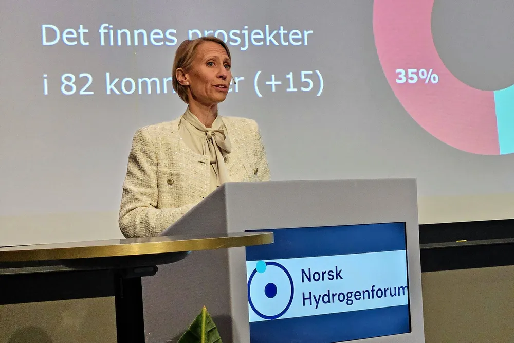 Ingebjørg Telnes Wilhelmsen, generalsekretær Norsk Hydrogenforum, holder telling på norske hydrogenprosjekter. Hun konstaterer at store produksjonsanlegg sliter, mens de mindre oftere følger oppsatt plan. Bildet er fra Norsk hydrogenforums årlige konferanse i fjor.