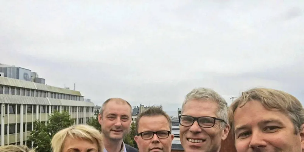 Gode venner: HIs infosjef Torny Aarbakke (t.v.), toppsjef Sissel Rogne, NSLs toppsjef Robert Eriksson, styreleder Håvard Høgstad, og lakseforsker Geir Lasse Taranger (HI) smiler om kapp med leder i oppdrettsutvalget i NSL, Alf-Gøran Knutsen.Foto: Havforskningsinstituttet