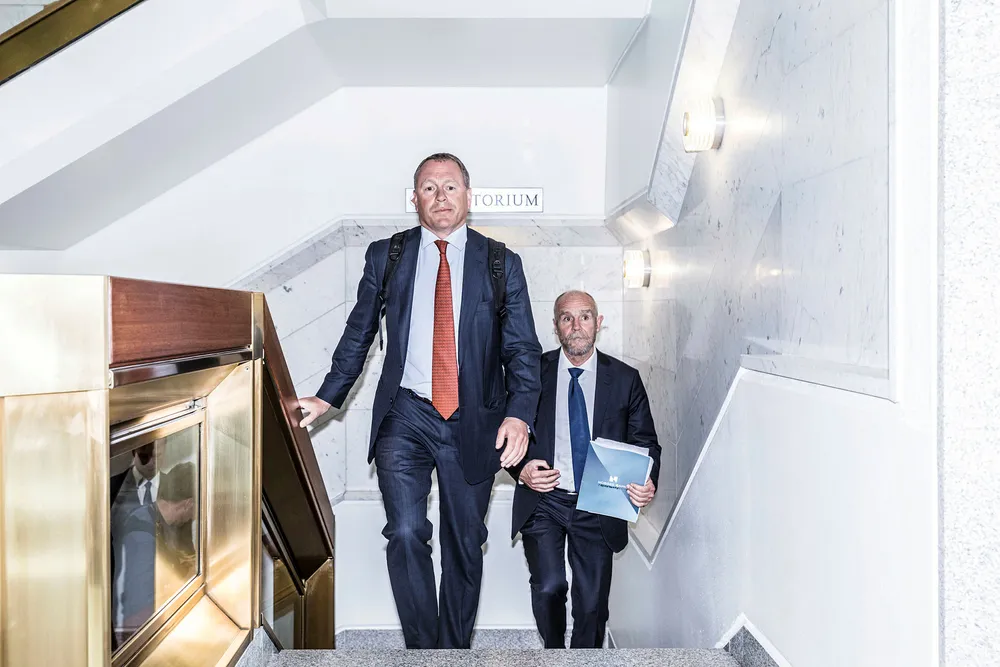 Nicolai Tangen er på plass i Norges Bank for å gjøre seg kjent med forvaltningen og organisasjonen. Bak Norges Banks kommunikasjonsdirektør Runar Malkenes.
