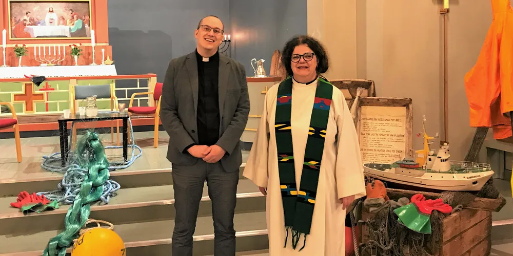 Stamsund kirke arrangerte gudstjenesten "Utror", der de ba for godt og trygt vinterfiske. På bildet ser vi sokneprest Kjersti Bildøe Ryan og prest og tidligere fisker Gunnar Mar Kristjansson.