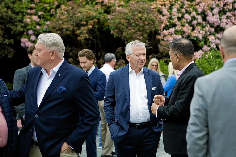 Hans Solberg, konsernsjef i Hansa Tankers (i midten) fikk julekort fra piraten i Rødehavet. « Bare kom til oss. Det er trygt i Rødehavet skrev de, mens rakettene suste.