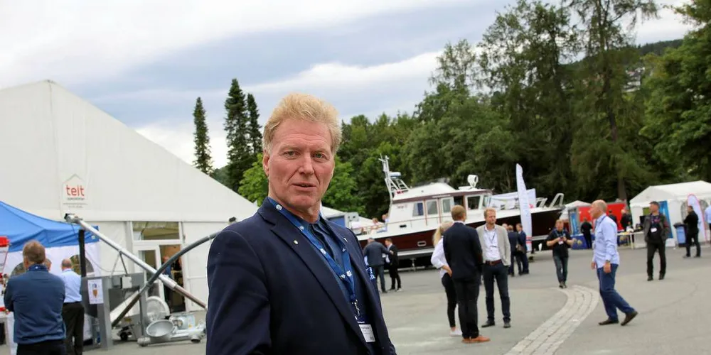 OPPDRETTSKRITIKER: Johnny Ingebrigtsen, fylkesråd for utdannelse i Finnmark og oppdrettskritiker, er på Aqua Nor for å samarbeide med oppdrettere om utdannelseskonsesjon.Foto: Arne Fenstad