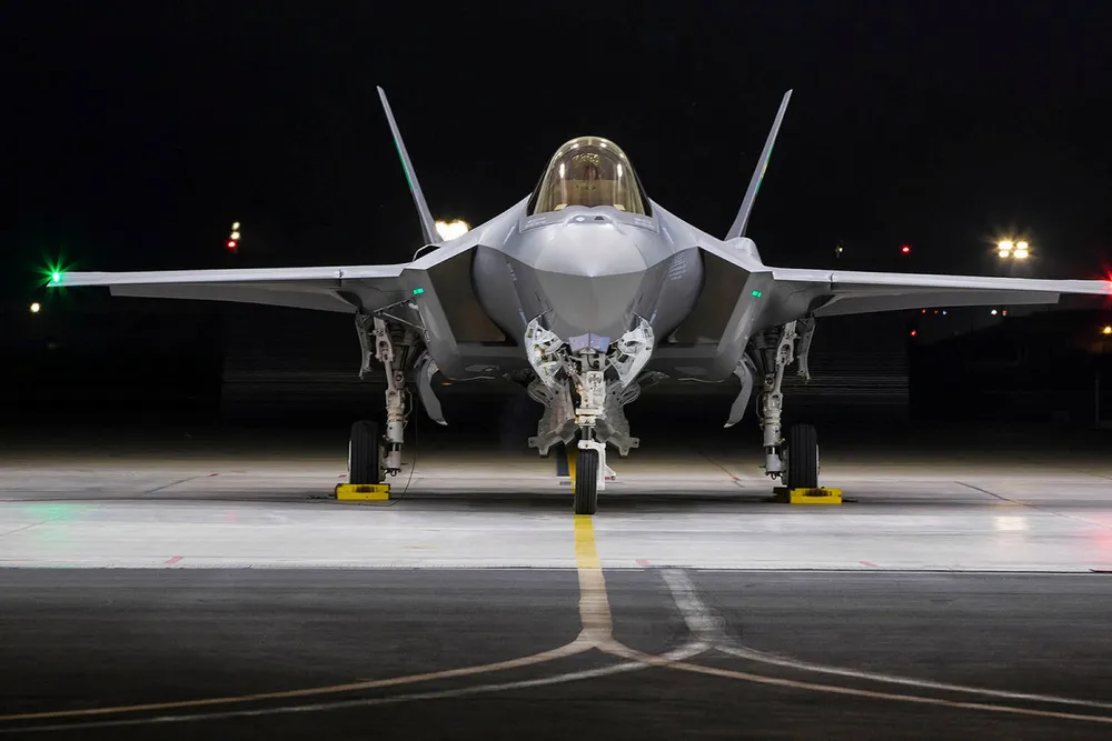 Opprinnelig skulle F-35 være et relativt rimelig femtegenerasjons kampfly. Det ble verdens dyreste våpenplattform, skriver artikkelforfatteren.