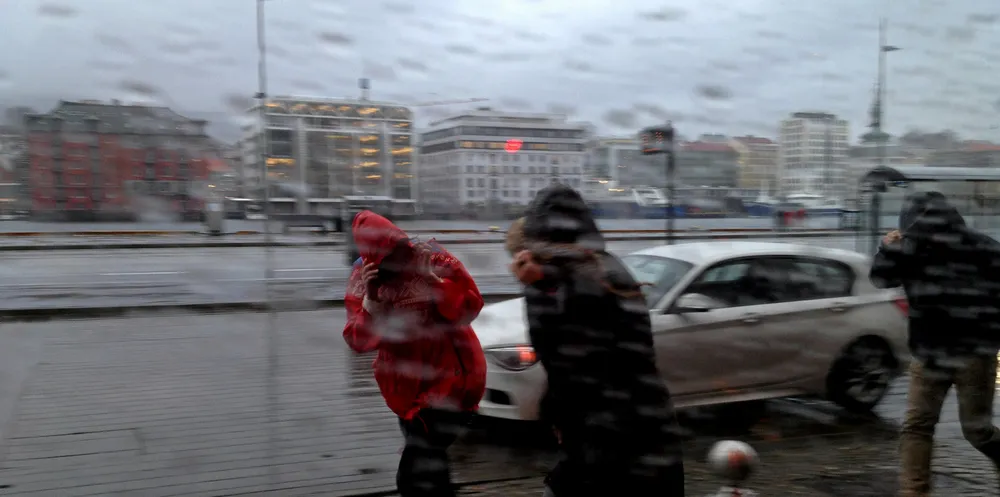 Mye vindkraftproduksjon i starten av denne uken har gitt uvanlig lave priser i flere land rundt oss. Det er så lave priser at sørnorske produsenter struper produksjonen. Dermed netto-importeres det strøm til Sør-Norge i flere timer mandag og tirsdag.