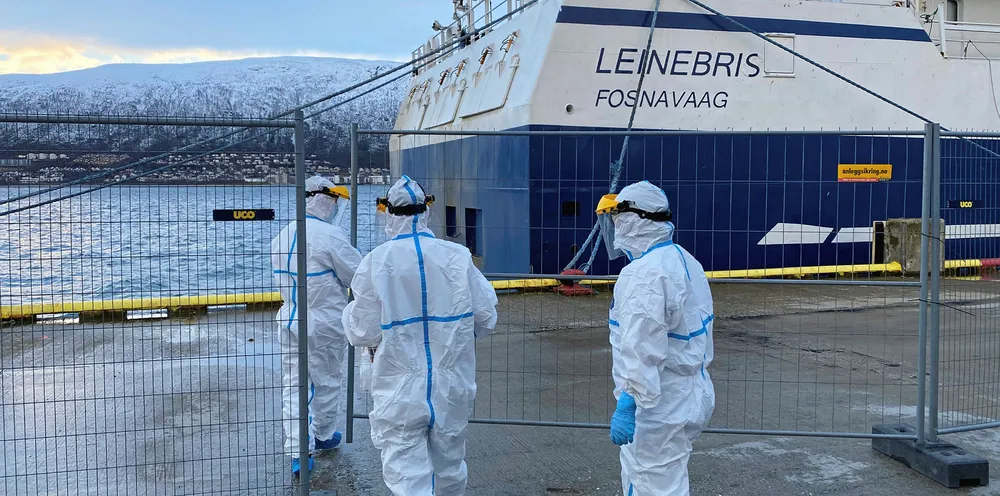 MISTENKT: På autolinefartøyet «Leinebris» er det en av mannskapet som er kan være koronasmittet. Her fra inspeksjonen av fartøyet i Tromsø i dag.