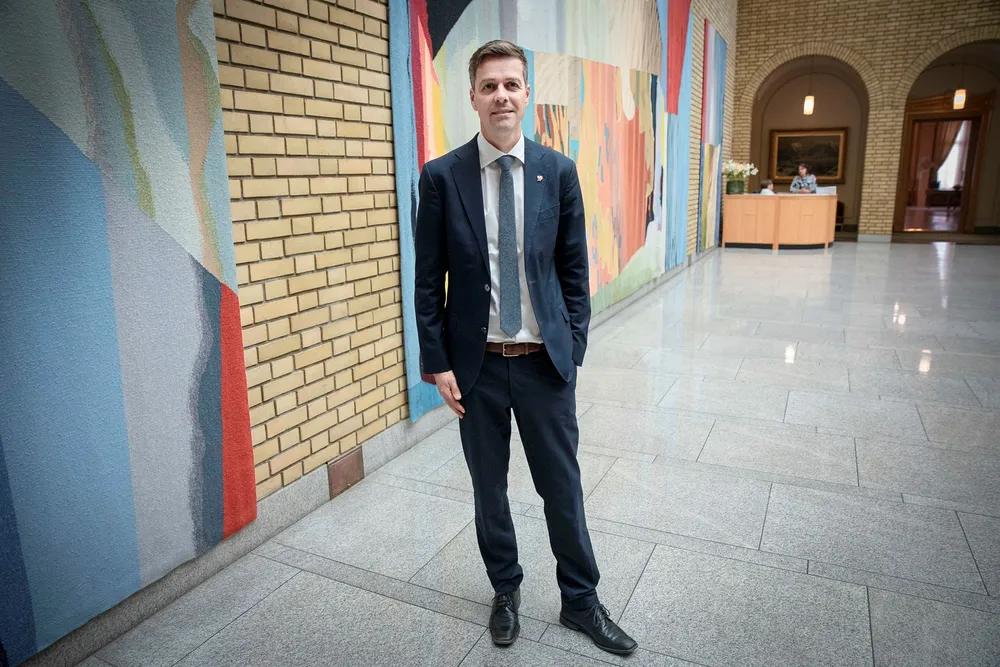 KrF-leder Knut Arild Hareide konkluderer ikke tydelig i sin nye bok, men pilen peker mot venstre.