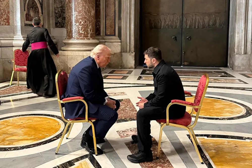 Trump og Zelenskyj møttes inne i Peterskirken lørdag.
