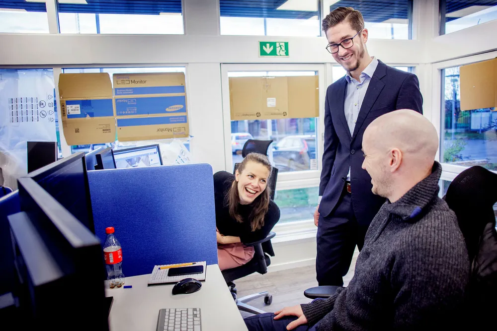 I Netcompany blir Richard Busch Nordli (30) målt og evaluert hvert halvår, og får justert lønnen etter innsats og måloppnåelse. Her er han med kollegene Pernille Mohn og Erik Bakkejord. Foto: Javad Parsa