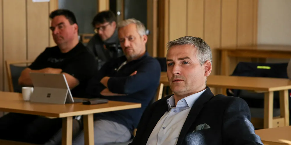 Fiskebåt ber nå også om en opprydning av påmeldte båter til kystflåtens loddefiske. I front: avdelingsdirektør Espen Jacobsen.