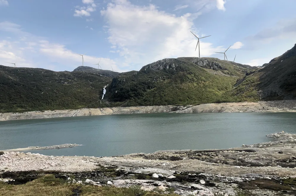Slik kan det bli hvis Fred. Olsen Renewables får bygge ut Høyangerfjellet vindkraftanlegg. Tomme vannmagasiner har folk i området vent seg til, men mange er skeptiske til å få vindturbiner i tillegg. (Montasje)