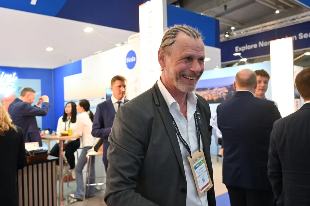 Oppdrettsmilliardær og eier av Firda Seafood Group, Ola Braanaas, deltar denne uken på sjømatmessen i Barcelona.