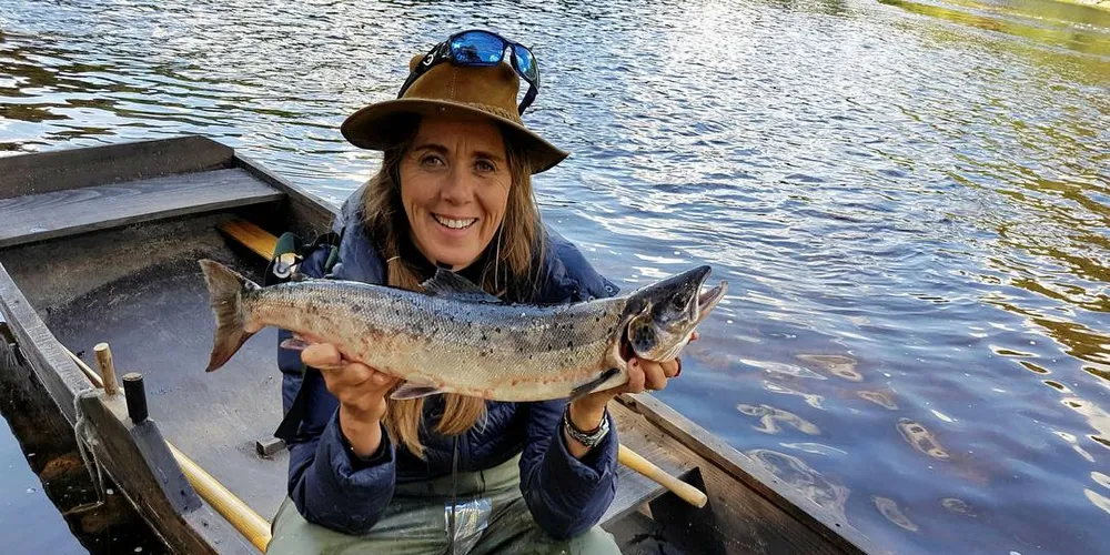 FJERNER LUS: Leppefisken fra Kristin Unander fjerne lus på laksen, men Unander vil gjerne ha regler som har legitimitet og kan etterleves i en praktisk hverdag med fiskeri. Foto: Privat