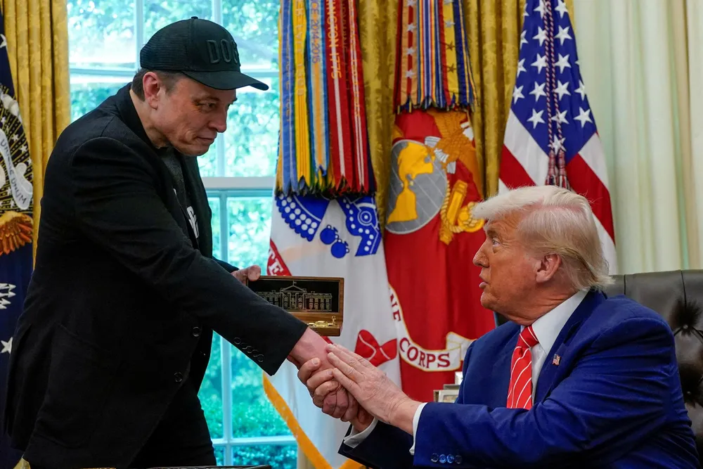 Elon Musk (til venstre) fikk en gullnøkkel i avskjedsgave av Donald Trump 30. mai.